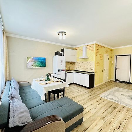 Апартаменти Vostochnyi Park Apartament In The Center Of Алмати Екстер'єр фото